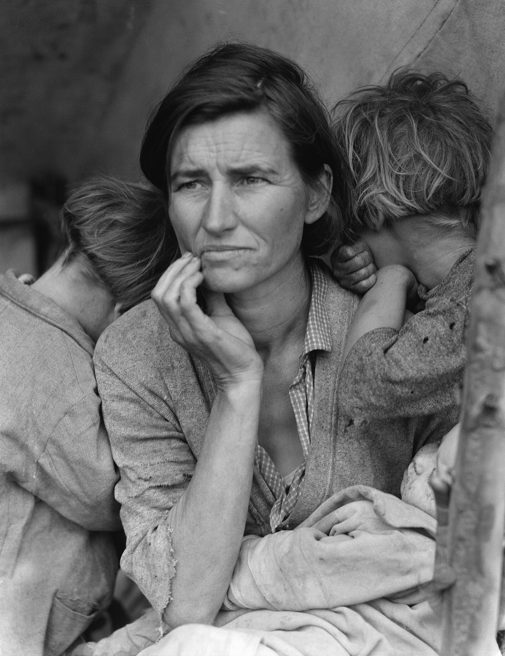 Florence Owens Thompson, a mother of seven, sits in a tent with three of her children, her hand raised to her chin