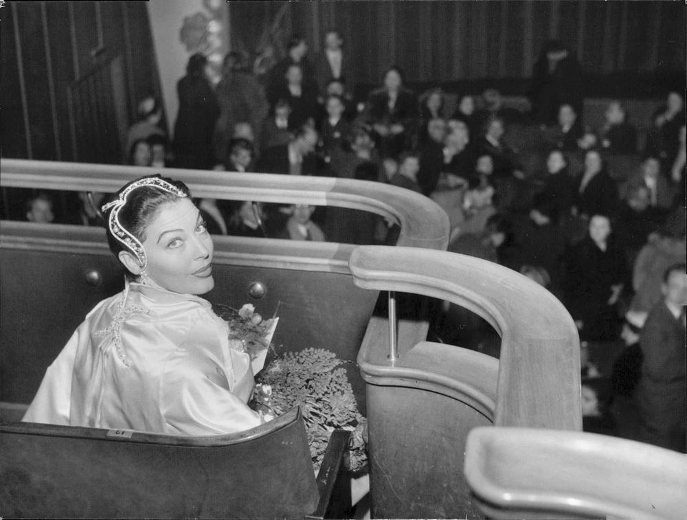 Ava Gardner arriving at a film premiere in December 1954