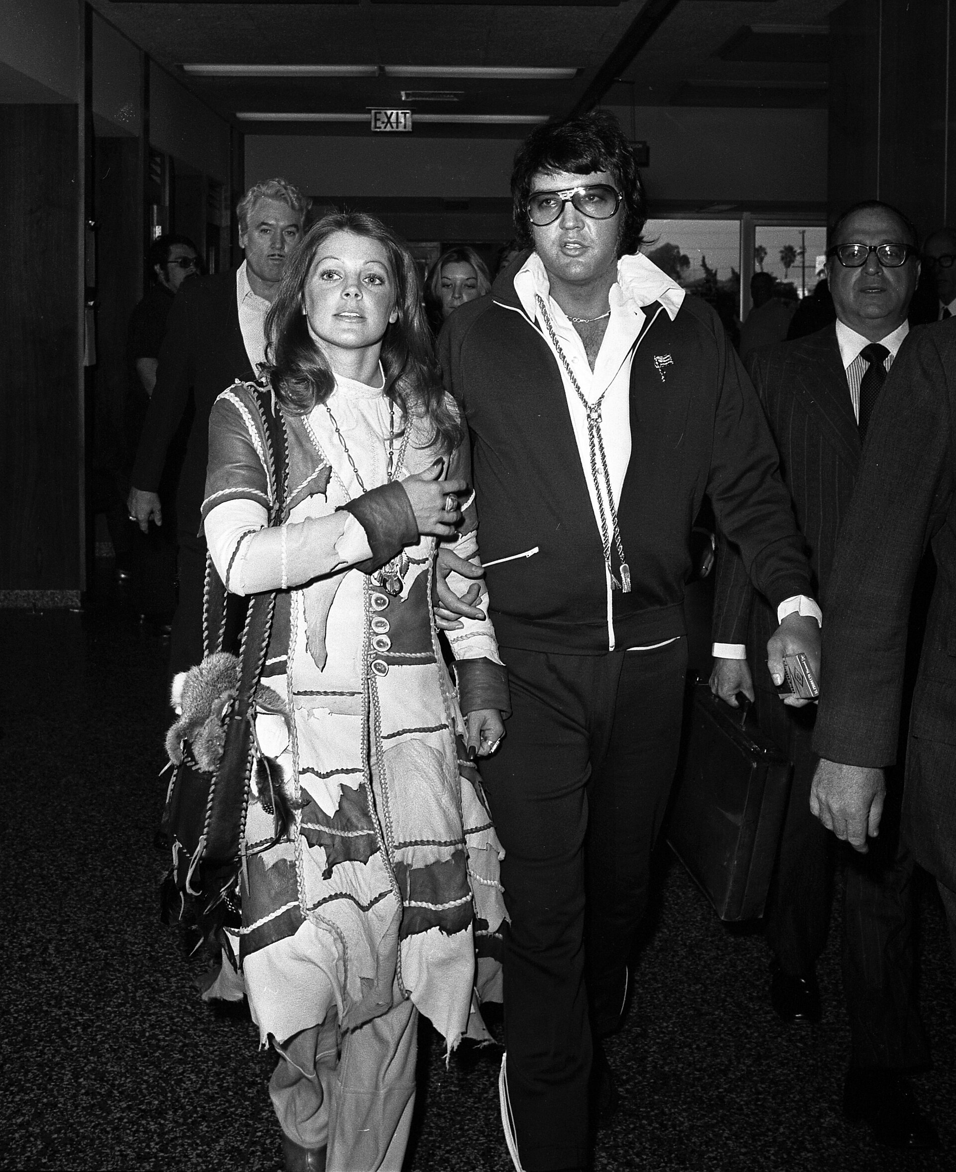 Elvis and Priscilla Presley leaving the Los Angeles courthouse together after their divorce hearing in October 1973
